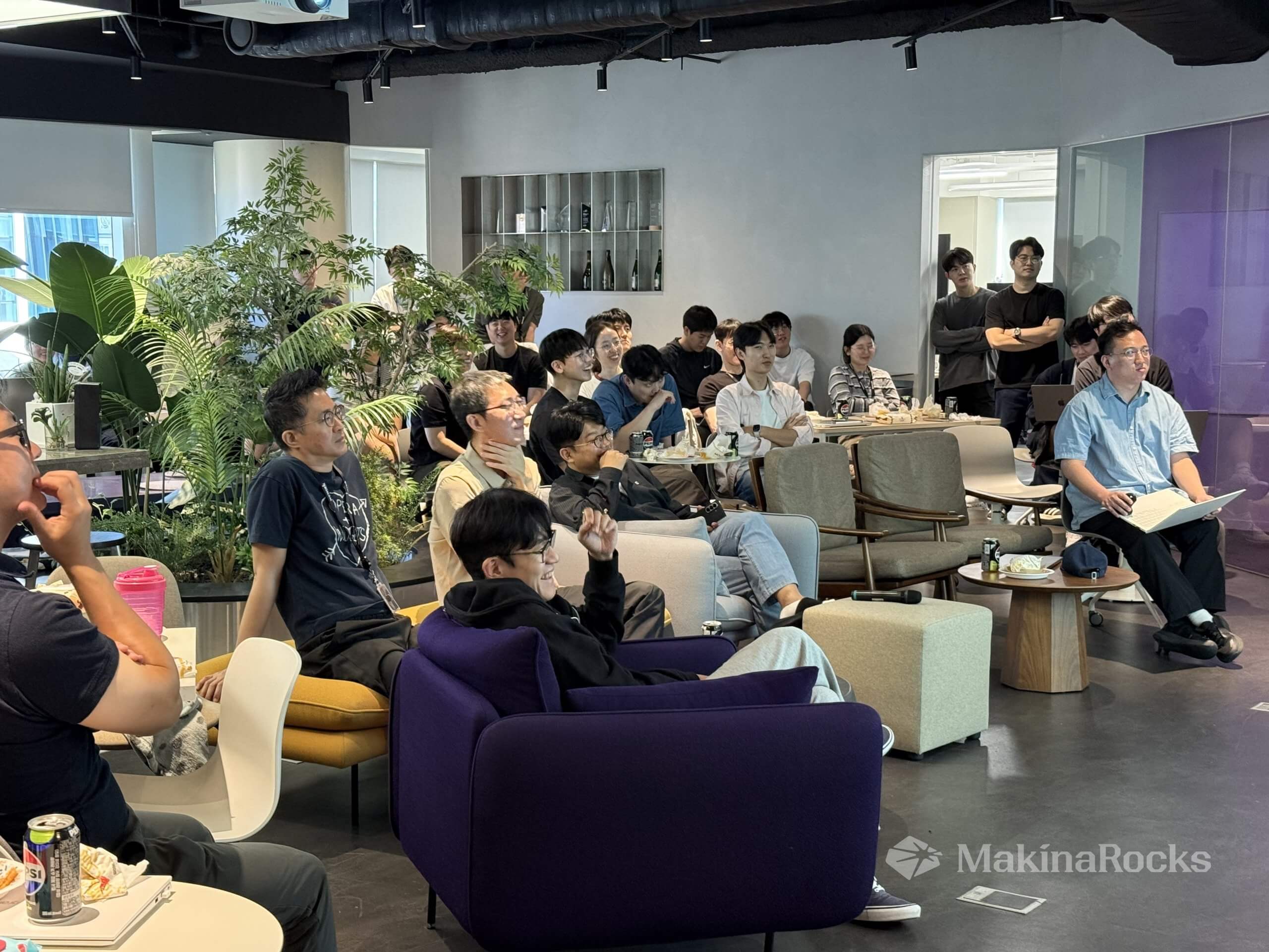 마키나락스 문화 - 사내 라운지에서 점심을 먹으며 AI Lunch Talk 발표를 듣는 마키나원들