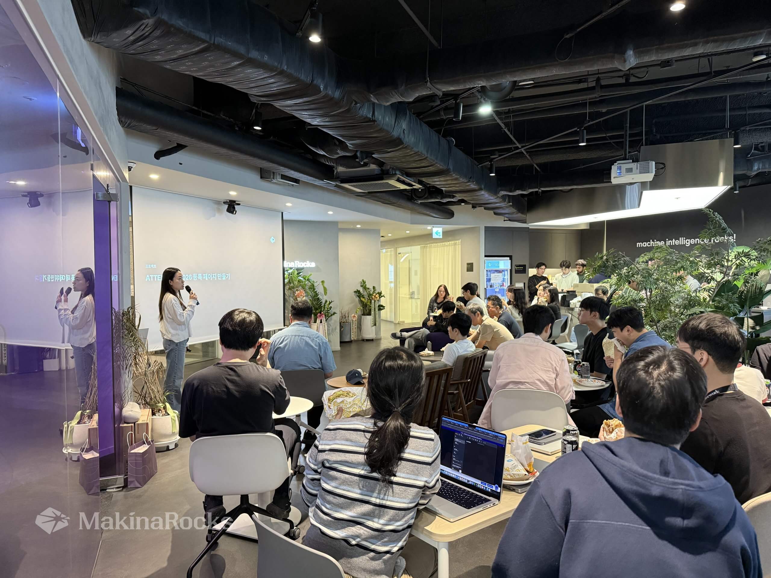 AI Lunch Talk에서 AI로 행사 웹사이트를 만든 과정을 발표하는 마키나락스 마케팅팀 김경연 매니저